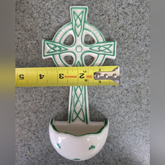 Glazed Ceramic Holy Water Font with ‘Kelly green’ painted accents. Wall Hung. - Picture 9 of 9
